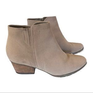 Blondo tan beige light brown ankle bootie boots size 8.5 faux suede